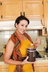 ربة منزل ناضجة بلاد فارس تكشف عن سحرها