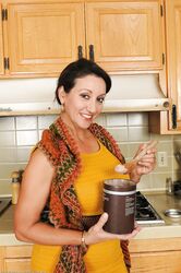 ربة منزل ناضجة بلاد فارس تكشف عن سحرها