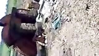 بنات يستحمو في الترعا