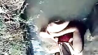 بنات يستحمو في الترعا