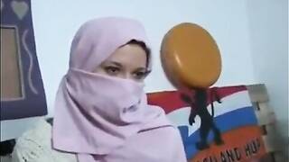 ساندرا زيمونوفا ترتدي عربي