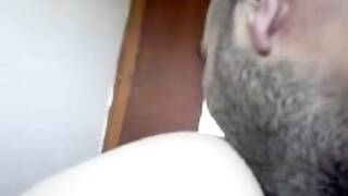 جزائري يحصل علي مؤخرة ويستمتع