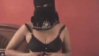 زوجة محجبة منقبة عربية تلعب