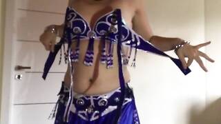 رقص بيلي محجبة