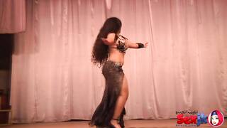 راقصة عربية تفتح الشهية بشهد حركاتها علي المسرح