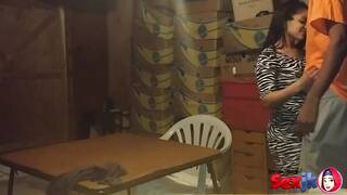 بنت صغيرة مع زنجري فحل بيمارس معاها الجنس في المخزن