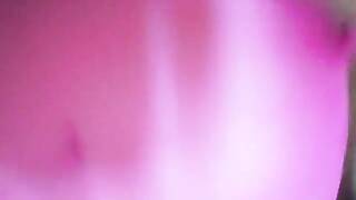 الدكر الزبير فاشخ كسها بزيره ويكتب على جسمها عشان يرضى متابعين نياكتهم