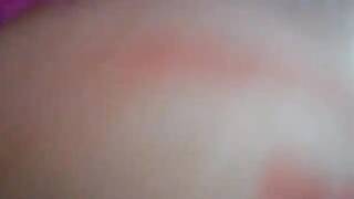 الدكر الزبير فاشخ كسها بزيره ويكتب على جسمها عشان يرضى متابعين نياكتهم