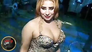 الشعبى كله حيحان و رقاصتين شراميط بيفرشو بعض