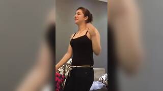 البت شوشو عامله فيديو لحبيبها وهيا بترقص وتتشرمط