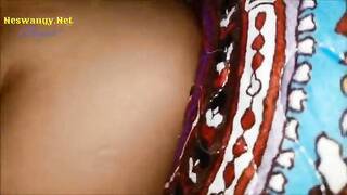 اللبوه بتدارى وشها بالايشارب وسايبه كسها المربرب يتناك من زبره الكبير