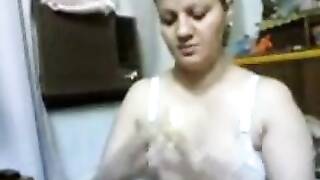 البت مونى اللبوه مع جوزها واحلى شرمطه وحيحان والعرص بيصورها عشان يفضحها