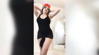 سمر المتناكه بجسم ابيض زى الشمع لابسه الاسود السكسى متع زبرك يالا