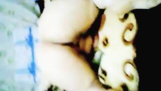 اللبوه نامت وفشخت كسها واخدت الزبر بكل هيجان سخن عليها فشخ كسمها