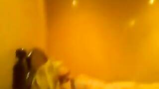 راجل كبير عجوز متجوز جديد وبيوثق اللحظه التاريخيه انه لسه بيعرف يعشر نسوان