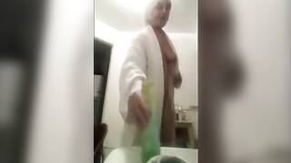 رنا الهايجه ام زنبور عماله تتكلم كلام ابيح وتلعب فى كسها وبزازها تتصور لنياكها