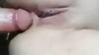 جوزها الخول كاتب اسمه على طيزها وفاشخ كسمها بزبره الكبير فى خرمها الضيق وهيا تصوت