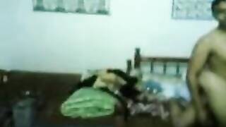 منيوكته بتقوله حاسب يا حيوان متدخلش اوى كدا هتعوز كسى اوووف