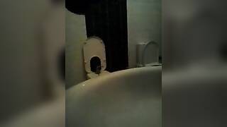 ميمى الهايجه دخلت الحمام وصورت كسها بكاميرا الفون وهيا مقطعه كسها مع اهات وشرمطه